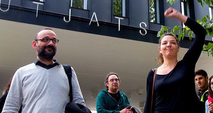 La alcaldesa de Berga, Montse Venturós, junto a su abogado, Benet Salellas, a la salida del juzgado / CG