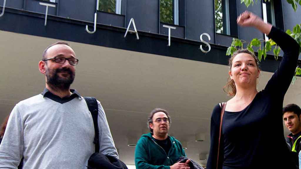 La alcaldesa de Berga, Montse Venturós, junto a su abogado, Benet Salellas, a la salida del juzgado / CG