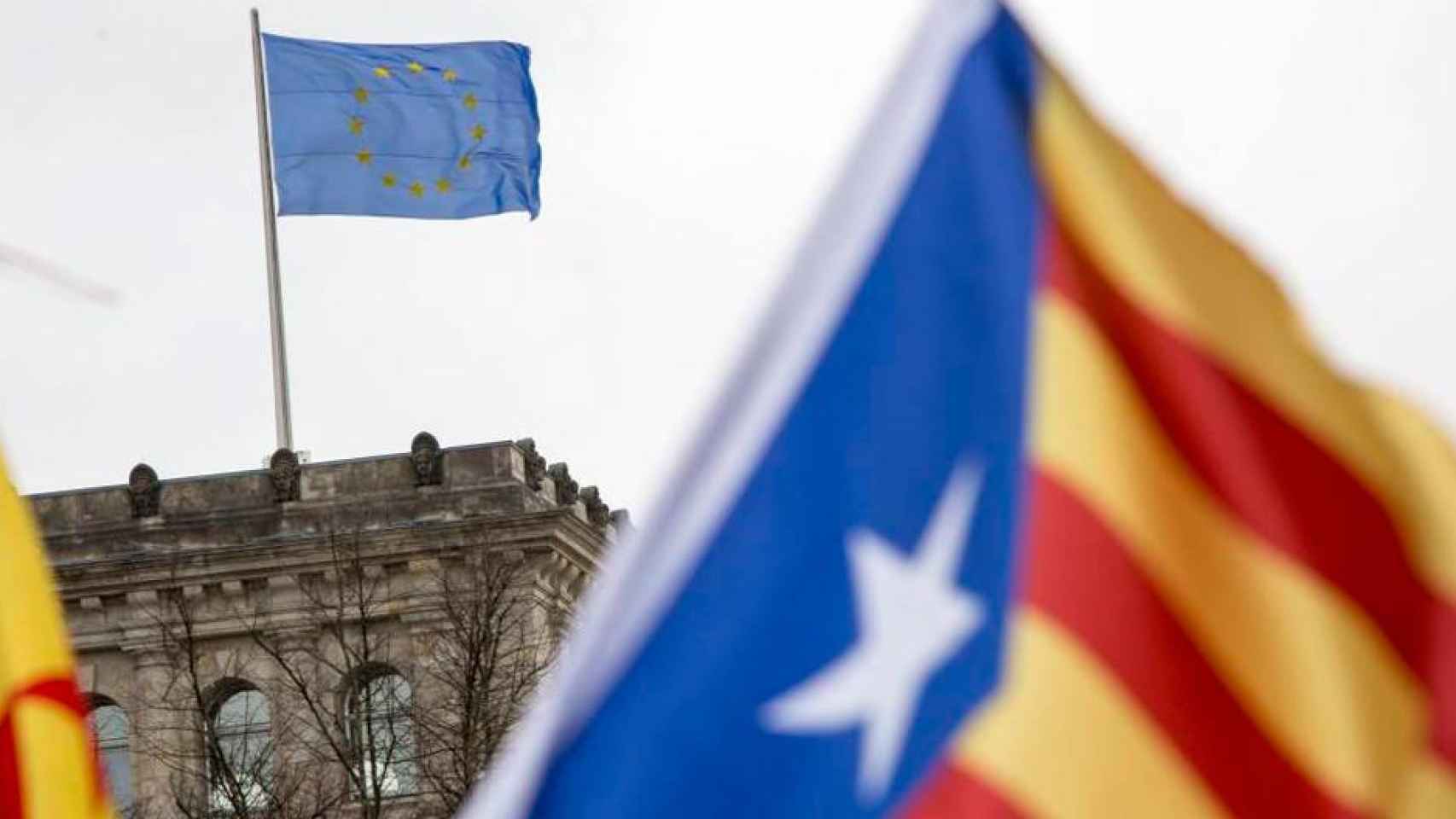 Una bandera de la UE ondea en el Reichstag ante las esteladas de una manifestación por la independencia de Cataluña en Berlín / EFE