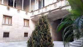 Árbol lleno de lazos amarillos utilizado en la felicitación navideña de la Generalitat / @govern