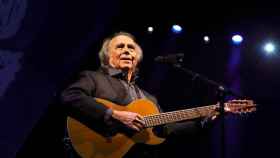 El cantante Joan Manuel Serrat durante un concierto / EFE