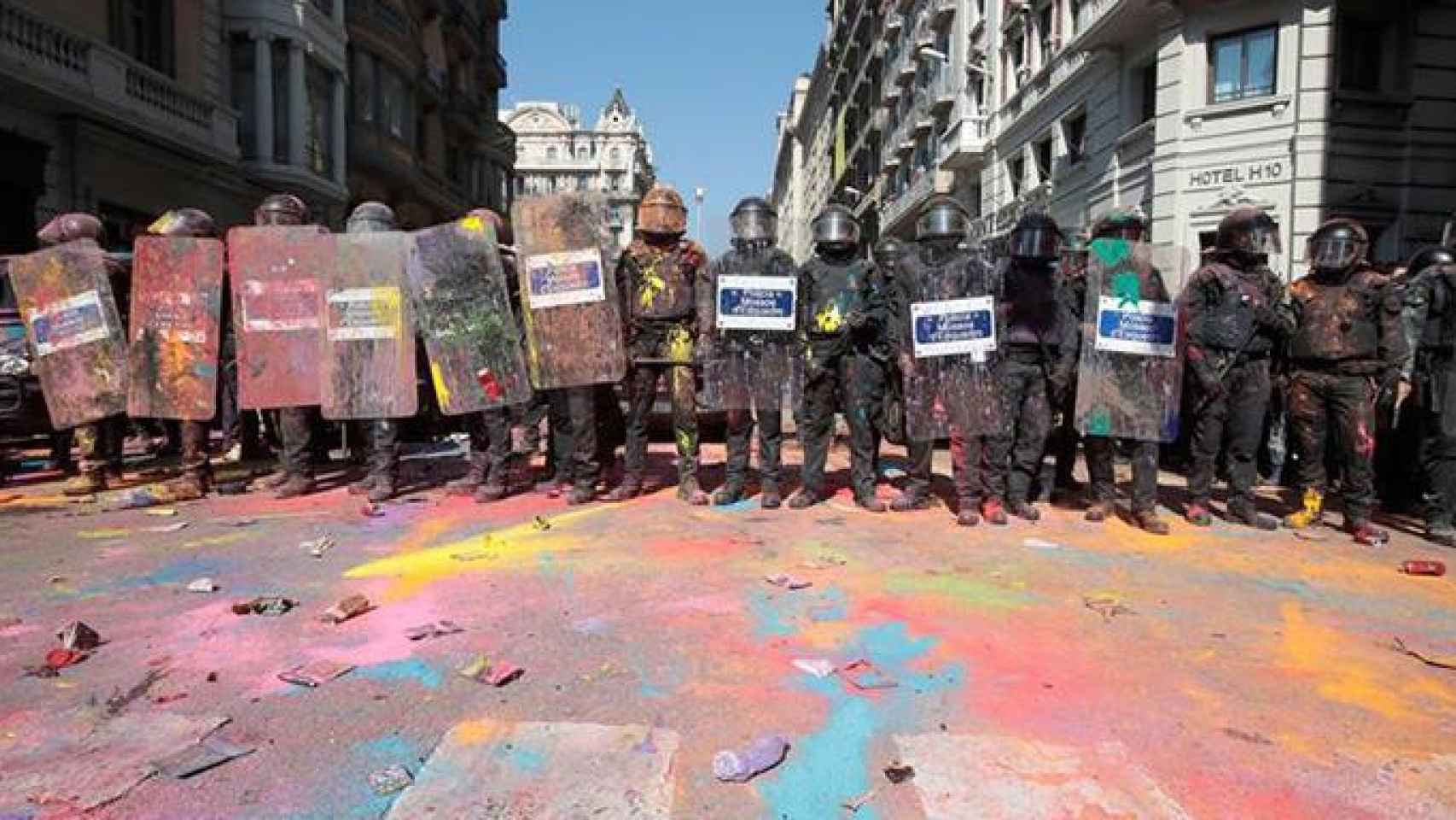 Dispositivo de los Mossos d'Esquadra para cortar el paso a grupos de radicales independentistas en Via Laietana / EFE