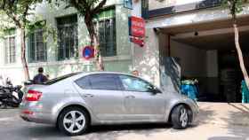 El coche de Dolors Bassa, fuertemente escoltado, entra en la Clínica Girona para visitar a su madre