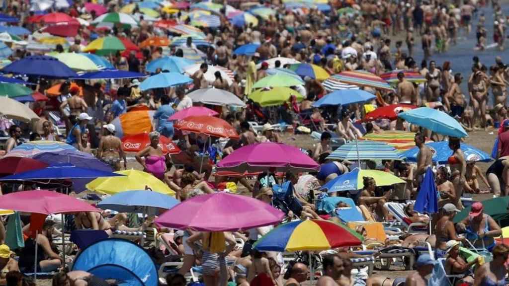 Un ejemplo de saturación turística en una playa de España en verano / EFE