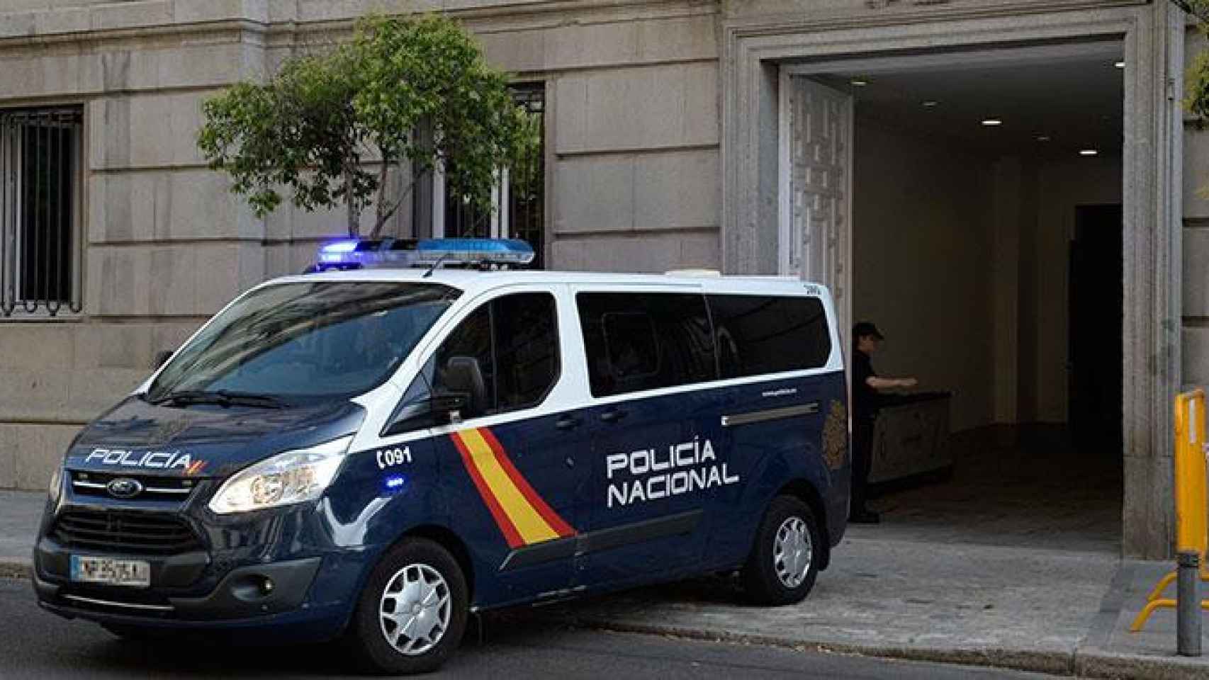 Un furgón de la Policía Nacional traslada a Joaquim Forn del Tribunal Supremo a la cárcel, en una imagen de archivo / EFE