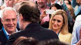 Cristina Cifuentes, presidenta de la Comunidad de Madrid, con el jefe del Ejecutivo, Mariano Rajoy, en la convención del PP hoy sábado / EFE