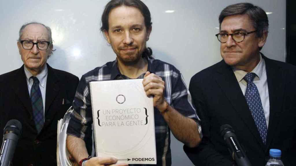 El economista Vicenç Navarro junto a Pablo Iglesias, en una imagen de archivo / EFE