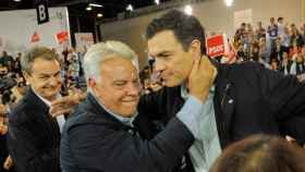 El líder del PSOE, Pedro Sánchez, con los dos ex presidentes socialistas del Gobierno, José Luis Rodríguez Zapatero y Felipe González, en un acto del mes de abril.