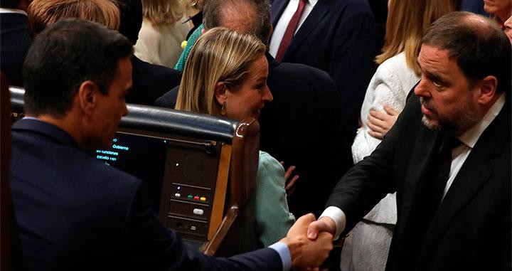 Pedro Sánchez, líder del PSOE, y Oriol Junqueras, de ERC, se saludan / EFE