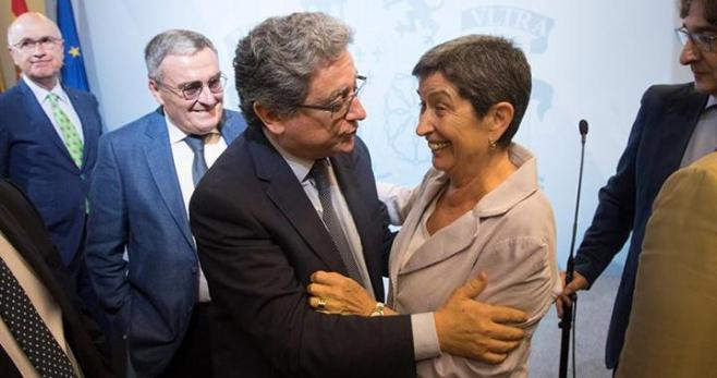 La nueva delegada del Gobierno en Cataluña, Teresa Cunillera, es felicitada por el anterior delegado Enric Millo