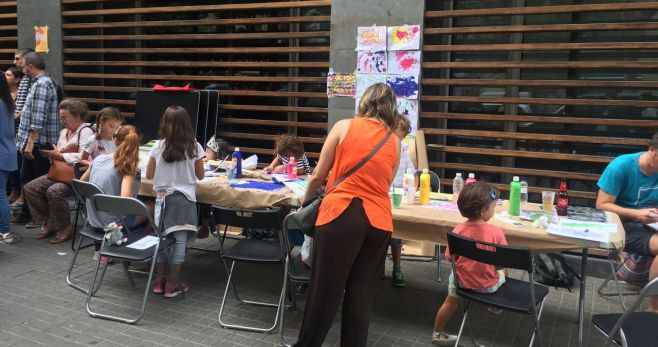 Taller para niños mientras los adultos reciben instrucciones