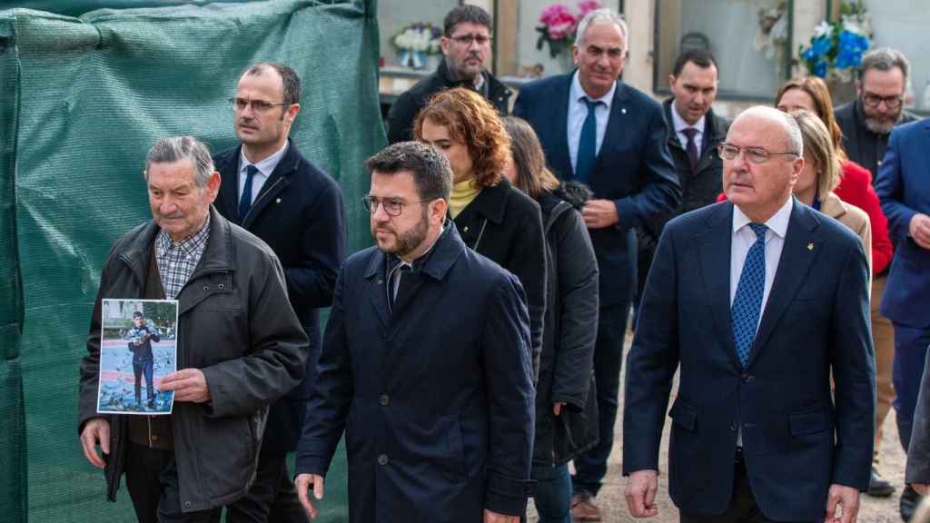 El hemano de Cipriano Martos, Antonio Martos; el presidente del Govern Pere Aragonès; el alcalde de Reus, Carles Pellicer, y la 'consellera' Gemma Ubasart al visitar la fosa común de Reus (Tarragona) / LAIA SOLANELLAS - EUROPA PRESS