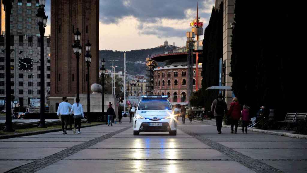 Un coche de policía en Barcelona (Cataluña) donde los hurtos se disparan con respecto al año anterior / EUROPA PRESS