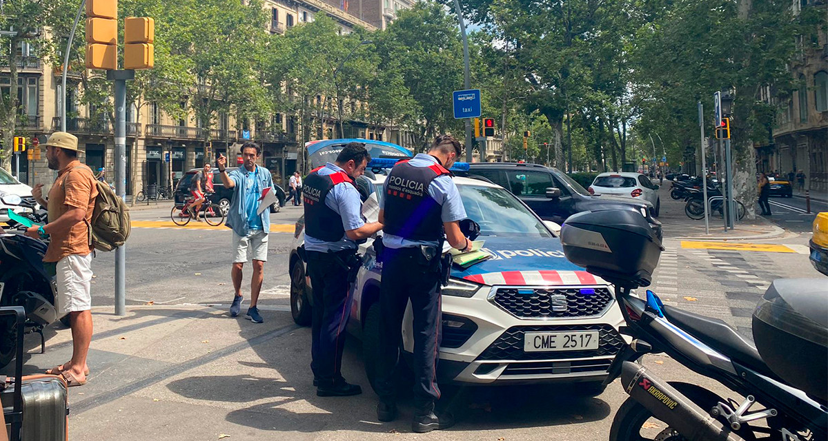 Efectivos de Mossos d'Esquadra y Guardia Urbana se han trasladado hasta la intersección entre Gran Via y Pau Claris donde se ha producido al robo del Rolex de 33.000 euros a unos turistas de Brunei / CG