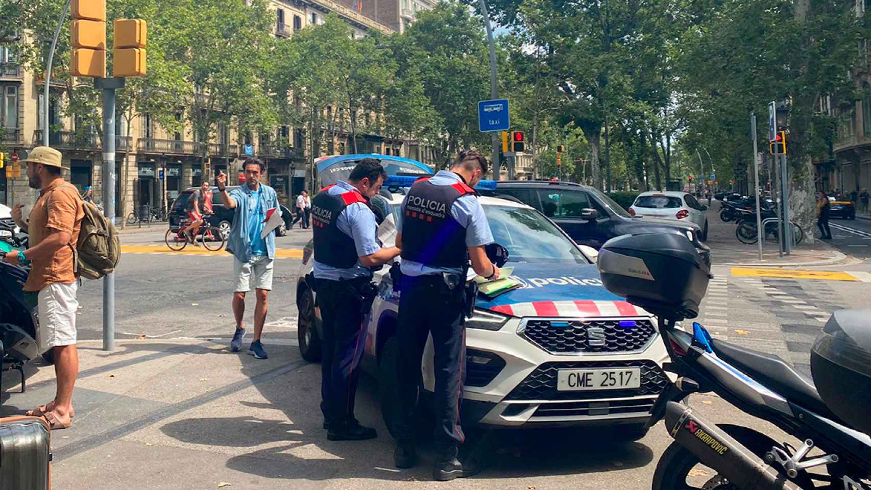 Efectivos de Mossos d'Esquadra y Guardia Urbana se han trasladado hasta la intersección entre Gran Via y Pau Claris donde se ha producido al robo del Rolex de 33.000 euros a unos turistas de Brunei / CG