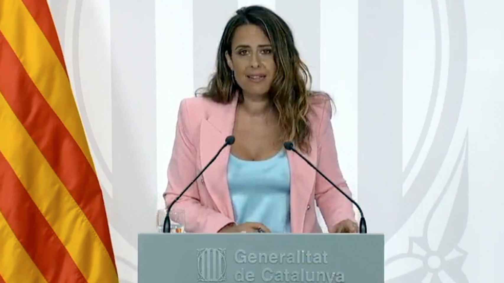 La portavoz del Govern, Patrícia Plaja, este martes con la blusa plateada que le subió TV3 para tapar su escote