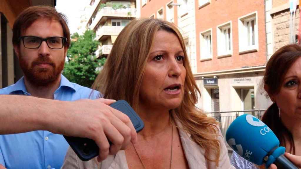 Eva Parera, en declaraciones a los medios junto a familias afectadas de Mary Ward