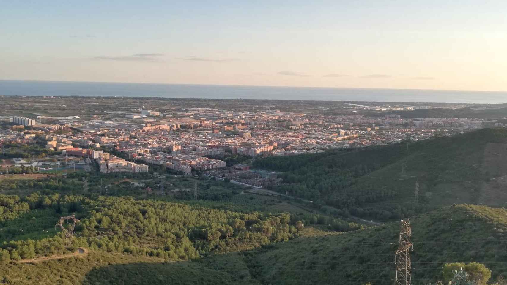 Cielos despejados con alguna nube puntual sobre la población de Viladecans, en el Baix Llobregat / ARCHIVO