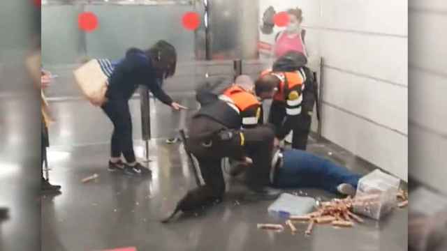 Imagen de la actuación de vigilantes de seguridad en el Metro de Madrid / CG