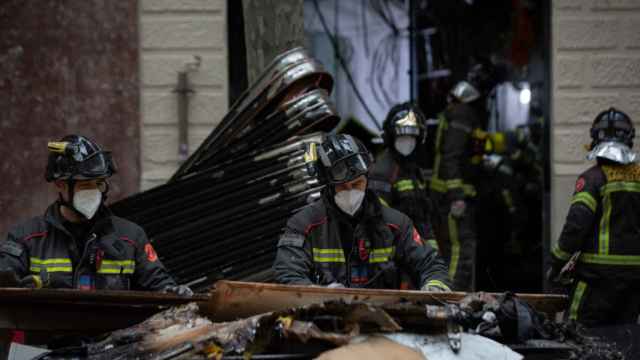 EuropaPress 4379434 grupo bomberos trabajan incendios edificios provocados explosion bar calle