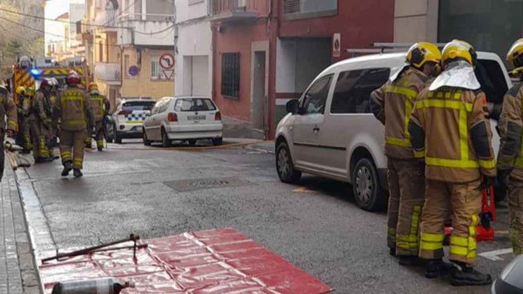 Bomberos trabajan en el incendio del párking de Blanes / BOMBERS