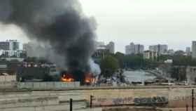 Incendio en una gasolinera abandonada en el distrito de Sant Martí, Barcelona / TWITTER