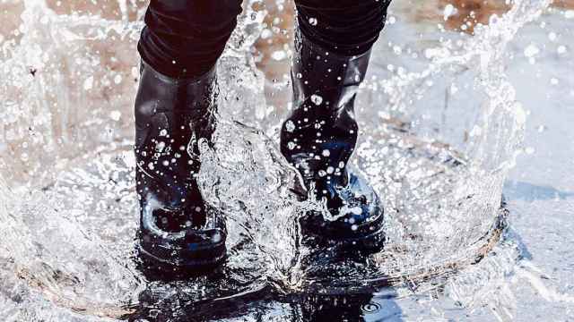 Un niño chapotea en un charco, dietario de la monomaternidad / PROSTOOLEH - FREEPIK