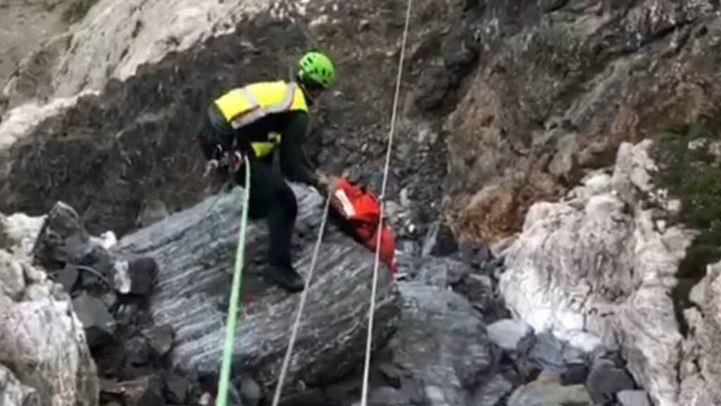 Un especialista de la Guardia Civil durante el rescate del cuerpo del escalador / GC