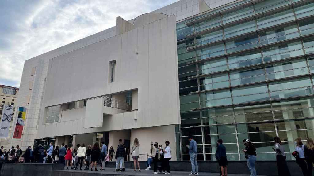 Cola en el Macba durante la Nit dels Museus de Barcelona / EUROPA PRESS