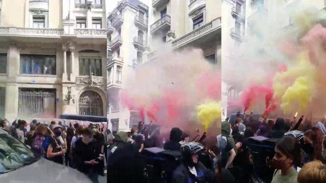Estudiantes cortan via Laietana durante su segunda jornada de huelga / ANTHONY SÀNCHEZ