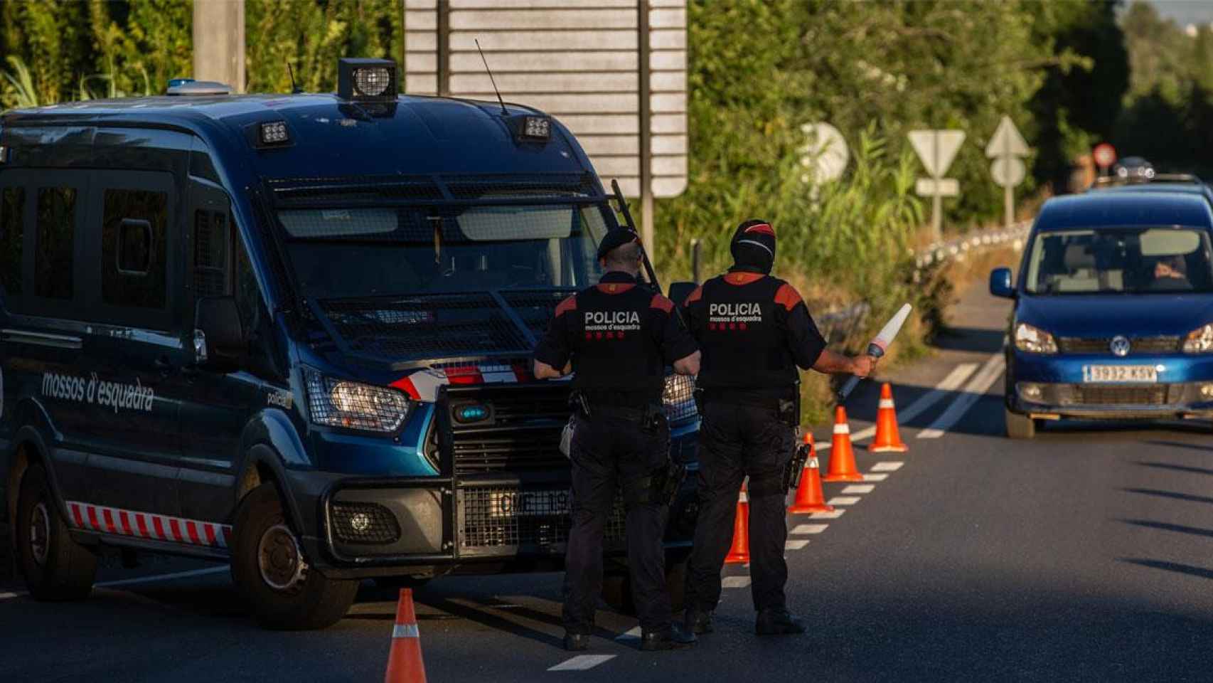 Dos mossos en un control de la movilidad en Lleida / EP