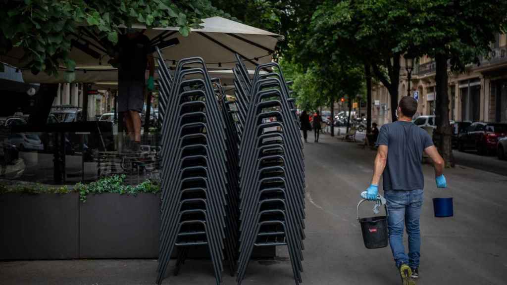 Dos hosteleros de Barcelona preparan su terraza para el primer día de la fase 1 / EP