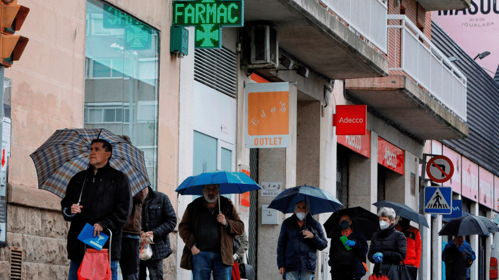 Cola ante una farmacia de Igualada de personas en busca de mascarillas / EFE