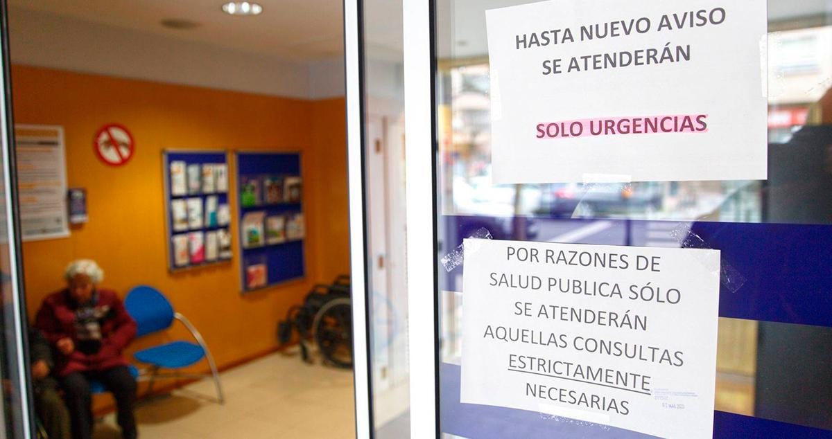 Carteles en la entrada de un Centro de Atención Primaria por el Coronavirus / EFE