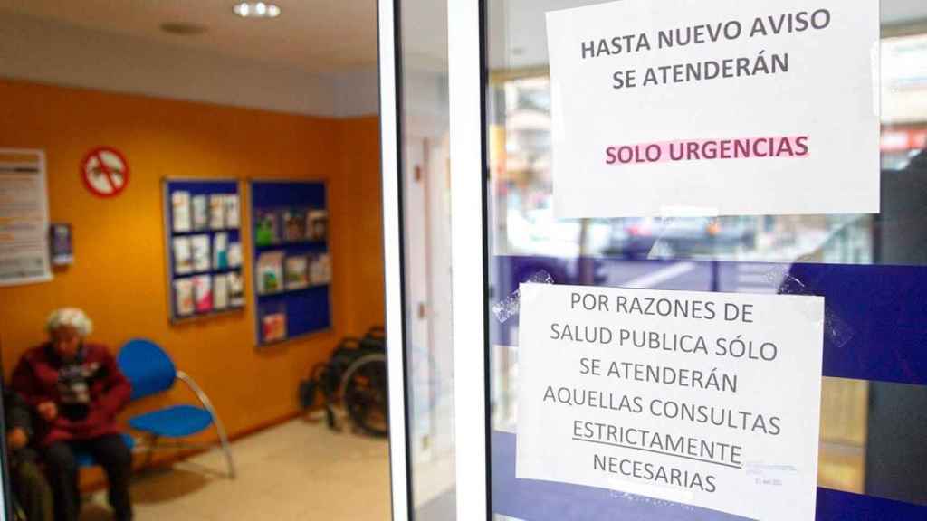 Carteles en la entrada de un Centro de Atención Primaria por el Coronavirus / EFE