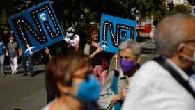 Una participante de la manifestación en Barcelona para protestar contra el proyecto de ampliación del aeropuerto de El Prat-Barcelona / EUROPA PRESS