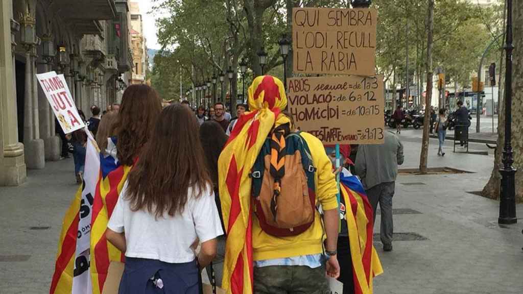 Gente joven con carteles en la manifestación independentista tras la sentencia del 1-O / CG