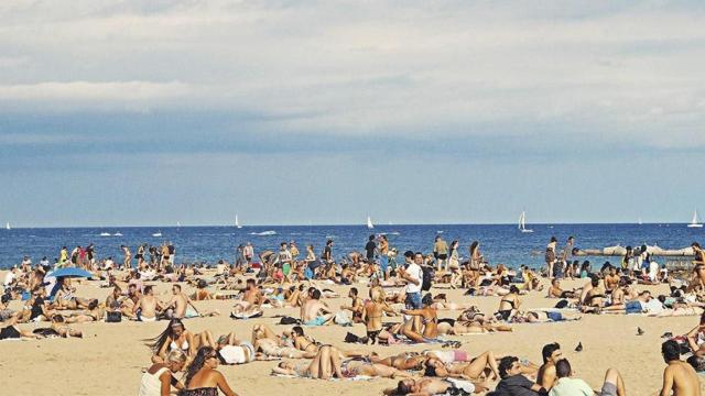 Bañistas en la playa de Barcelona / UNSPLASH