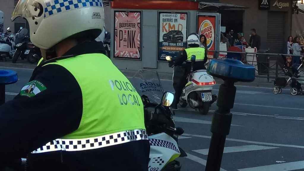 Una imagen de archivo de una patrulla de la policía local de Málaga Detienen a un joven por golpear varias veces a su pareja