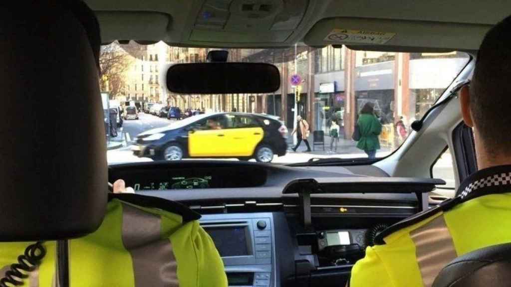 Dos agentes de la Guàrdia Urbana en un coche patrulla / EP