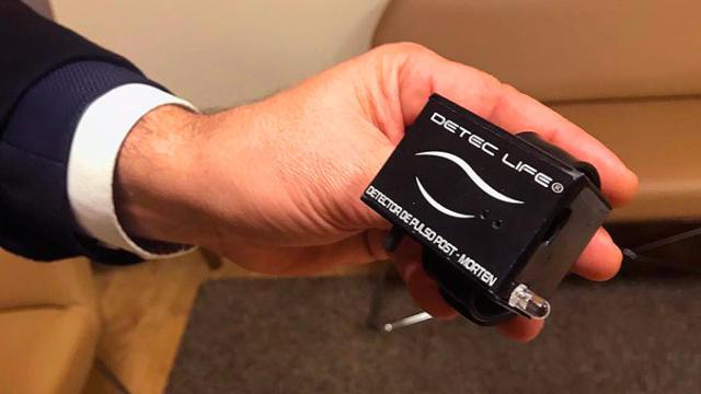 La pulsera que su inventor denomina 'Detector de pulso post-mortem' / CG