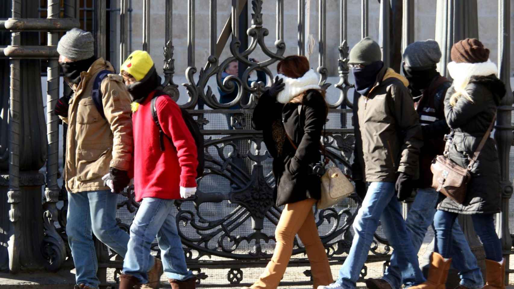 Un grupo de personas muy abrigadas caminan por la calle / EP