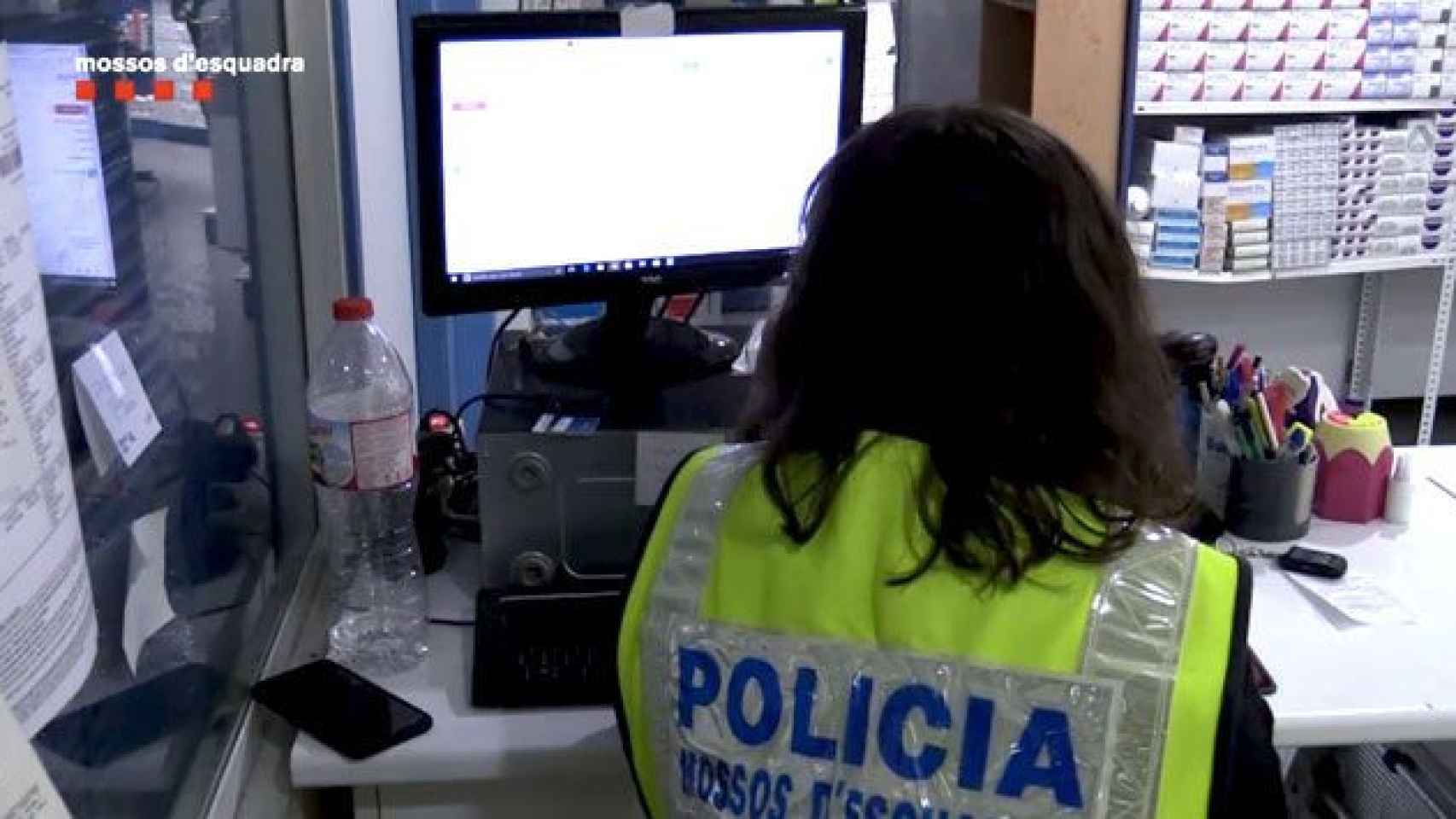 Una agente de los Mossos d'Esquadra en el local que el farmacéutico y su hermano tenían en Esplugues del Llobregat / MOSSOS