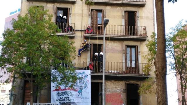 Manifestación para evitar el desalojo de la Guardia Urbana de una casa okupada en Sants / CG