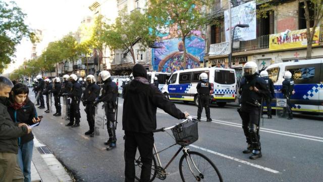 La Guardia Urbana ha desplegado un cordón de seguridad para desalojar el edificio en Sants