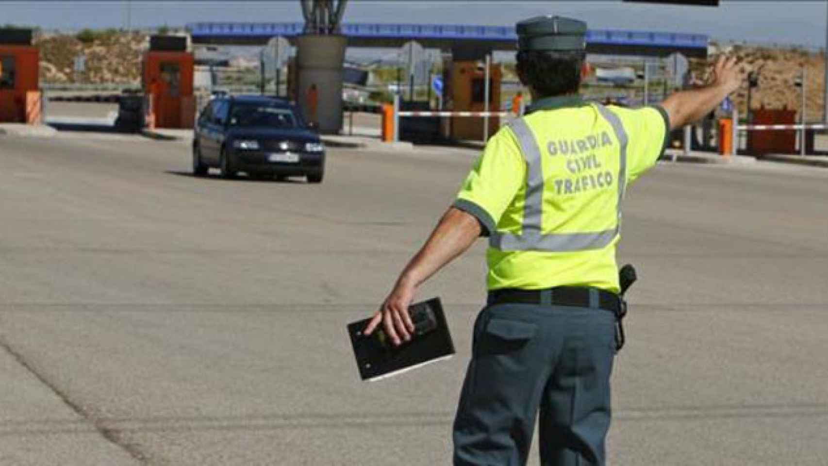 Un agente de la Guardia Civil parando a un vehículo en una vía interurbana / EFE.