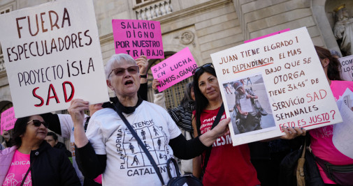 Manifestación de cuidadoras sociales en Barcelona contra la precariedad laboral / EFE - Enric Fontcuberta