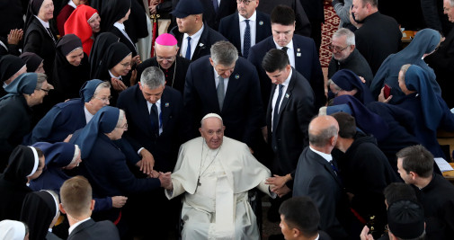El papa Francisco (c) rodeado de religiosos durante un encuentro con fieles y representantes del clero en la catedral de Nuestra Señora del Perpetuo Socorro en Nursultán (Kazajistán) / EFE