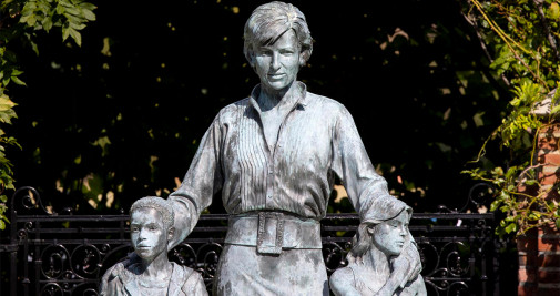 La escultura de bronce fundido de tamaño casi natural de Diana, Princesa de Gales, representada en el Sunken Garden of Kensington Palace, residencia de la 'Lady Di' durante el matrimonio y después del divorcio, en Hyde Park en Londres (Reino Unido) - EFE/EPA/TOLGA AKMEN