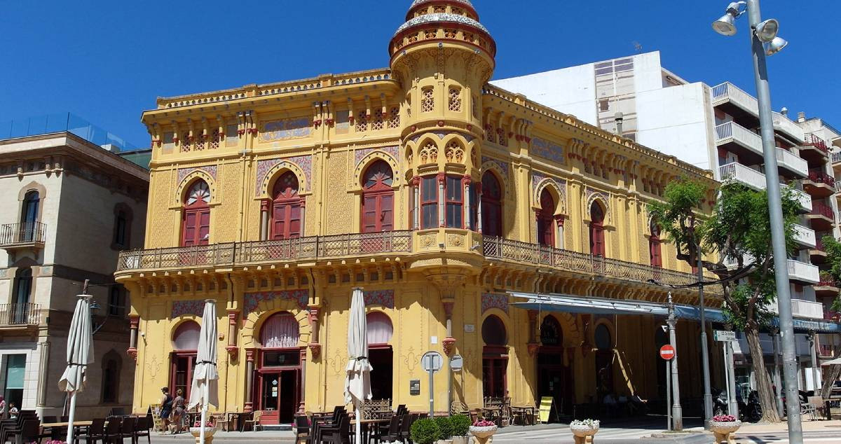 Fachada del casino La Constancia, un edificio con reminiscencias árabes / YOLANDA CARDO